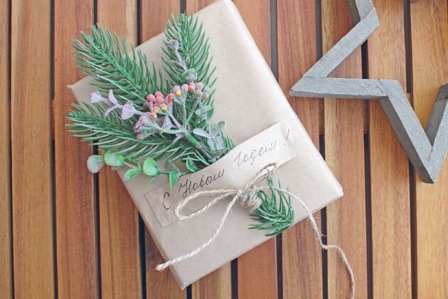 Новогоднюю подарочную упаковку можно сделать  самим. Это просто!