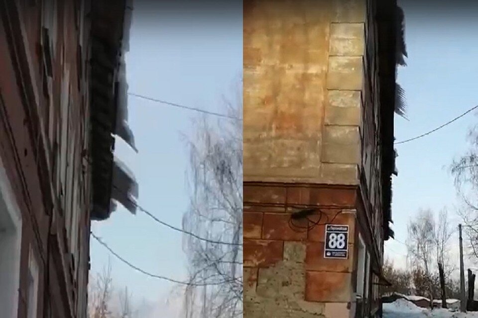     Новосибирцы напуганы глыбами льда, опасно нависшими на крыше многоквартирного дома. Фото: "АСТ-54".