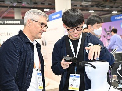    Стартапы Samsung показали на CES 2023 роботов-курьеров, ИИ-программы и микробионический глаз