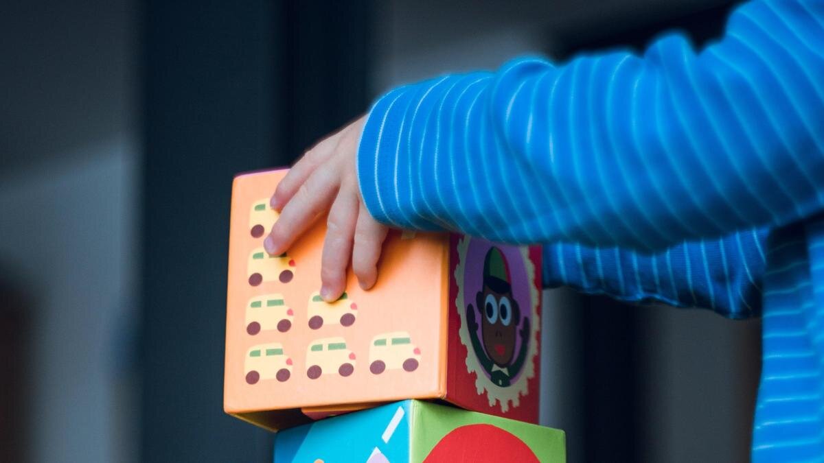    Ребенок держит в руках игрушку:pexels.com