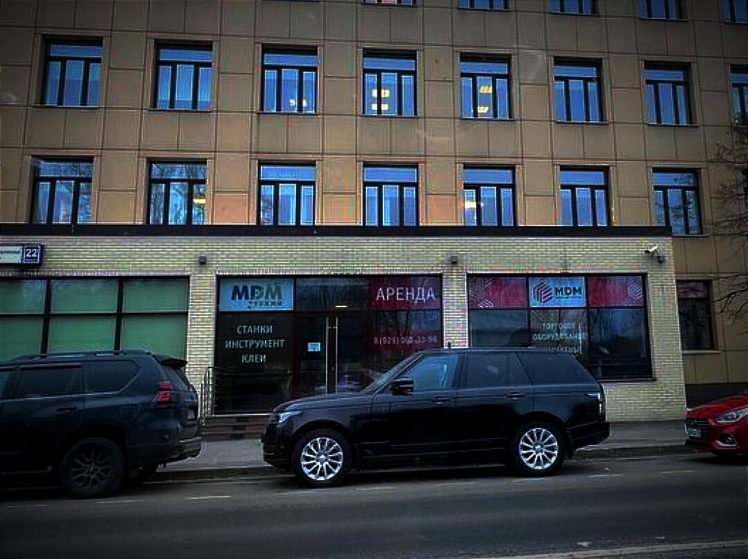 Я бы так не рискнул ставить машину в зоне действия запрещающих знаков. Хотя может у них есть ещё много машин...