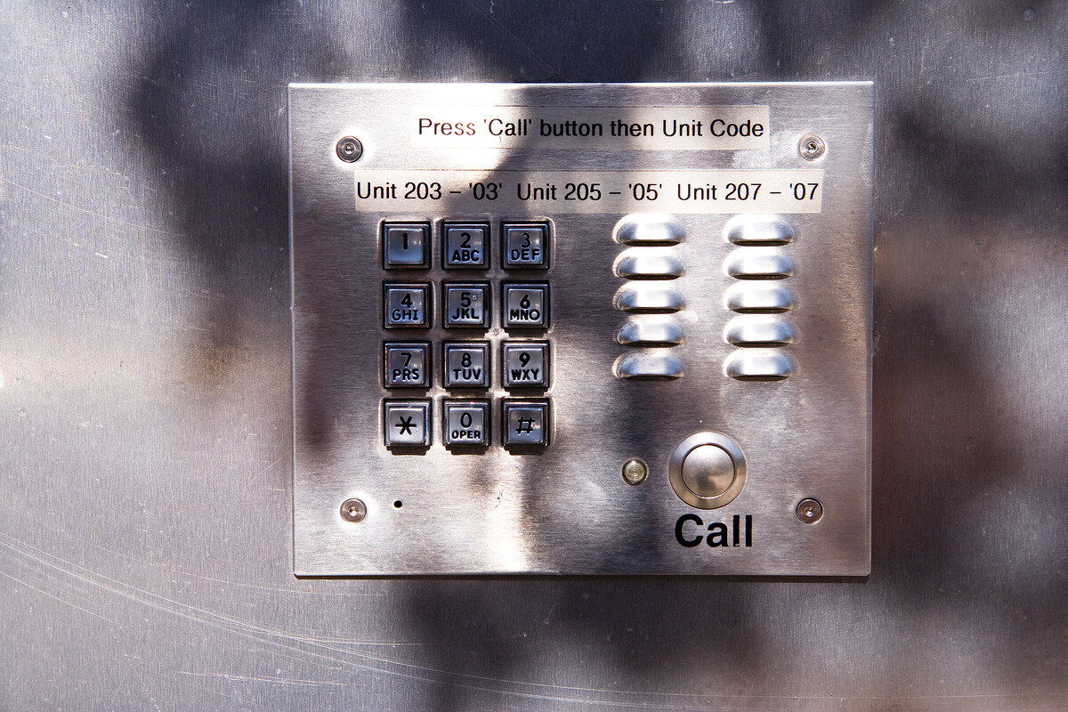    Если сломался домофон, его нужно заменить Источник: Freeimages.com