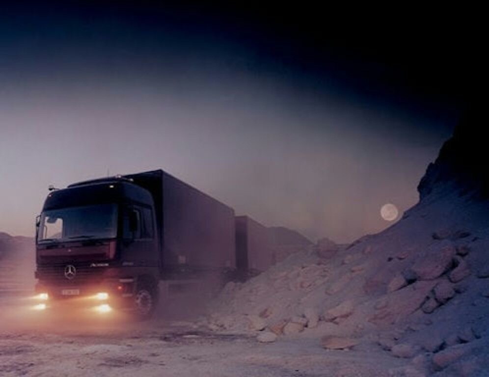 Зимний грузовик. Mercedes Actros в фура зимой. Грузовик в снегу. Фура ночью зимой. Зима дорога грузовик.