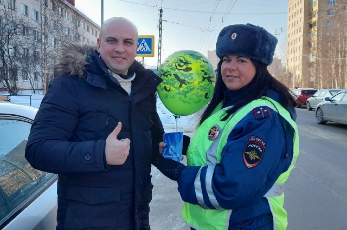    Водителям Петрозаводска дарили шары армейской расцветки