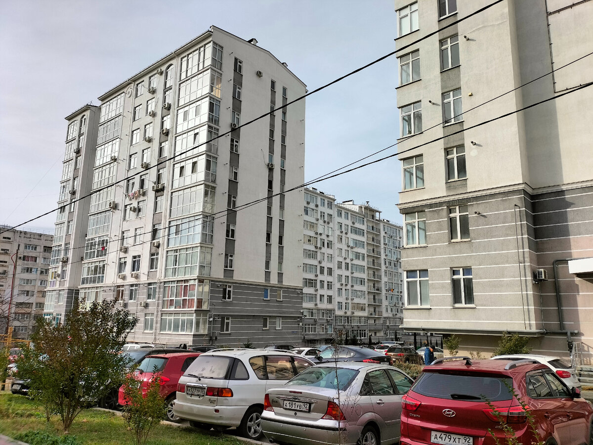 Фото личное. Просто для обложки. В этих домах, которые "влепили" в свободное пространство на Лётчиках цены не снизятся и льготники ничего не дождутся.