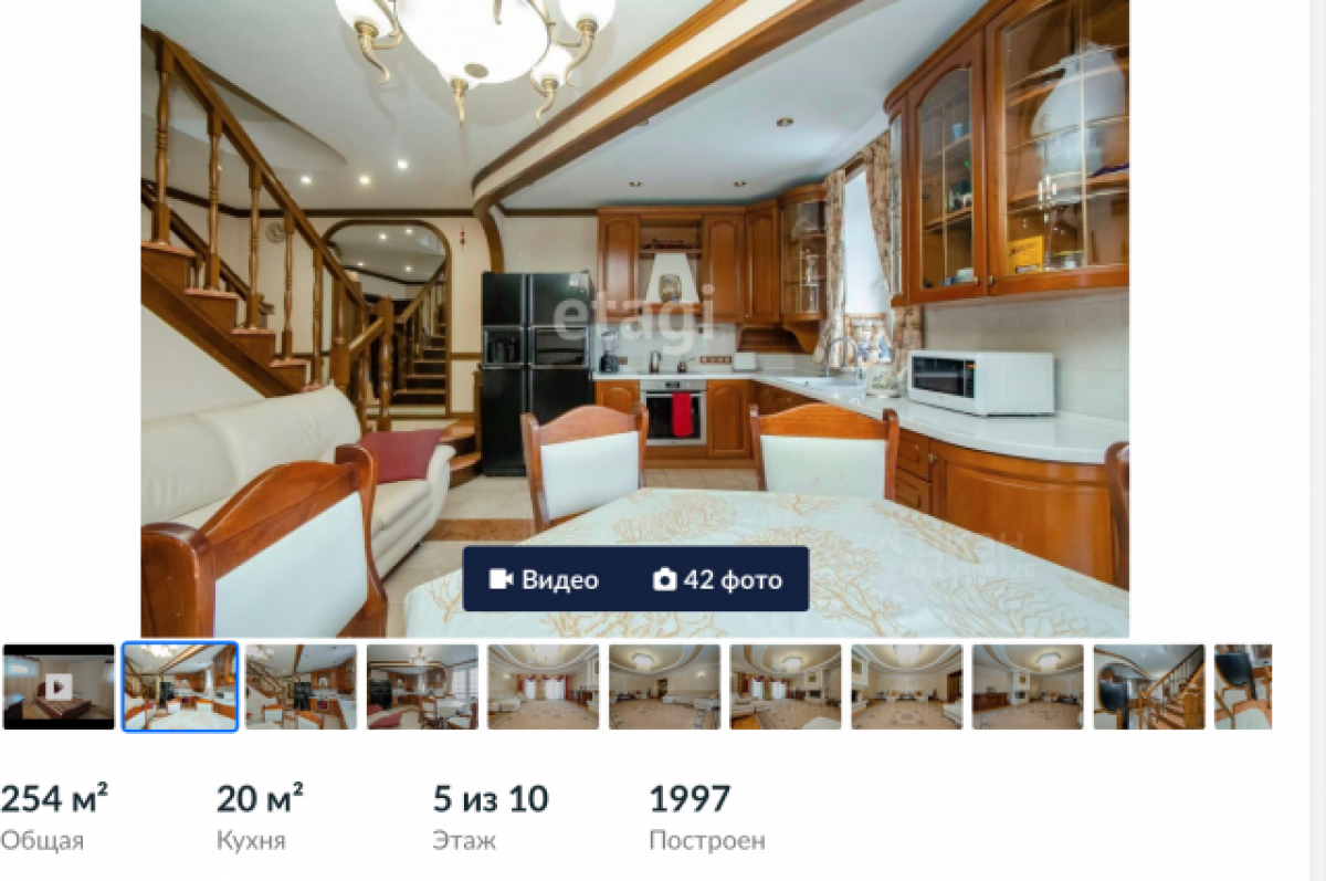    Таксист из Новосибирска выставил на продажу две двухуровневые квартиры