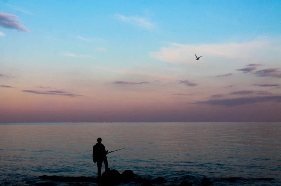     Вечерами у морских берегов собираются любители порыбачить Никита МАКАРЕНКОВ, Павел ХАНАРИН