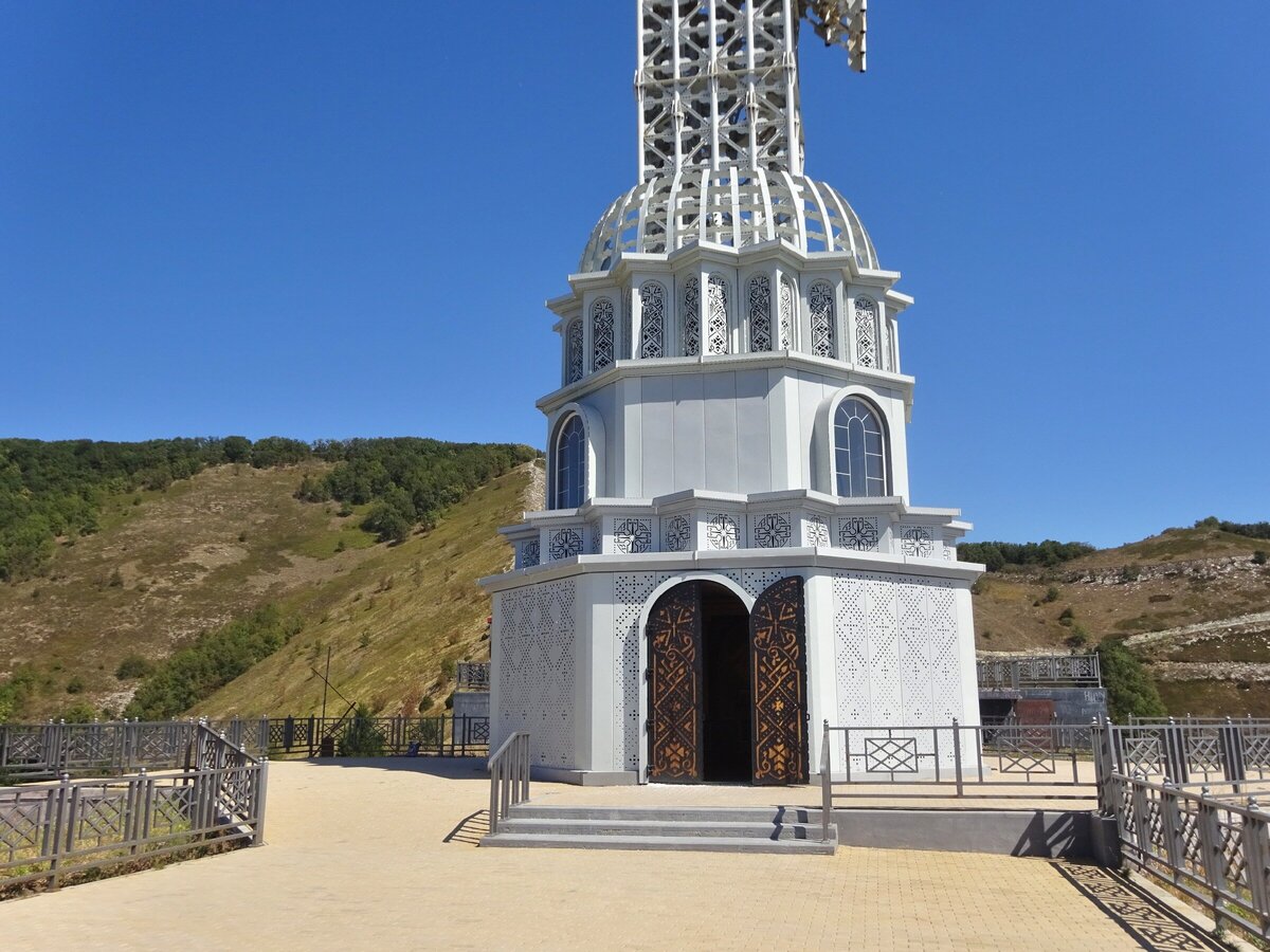 крест в геленджике на горе