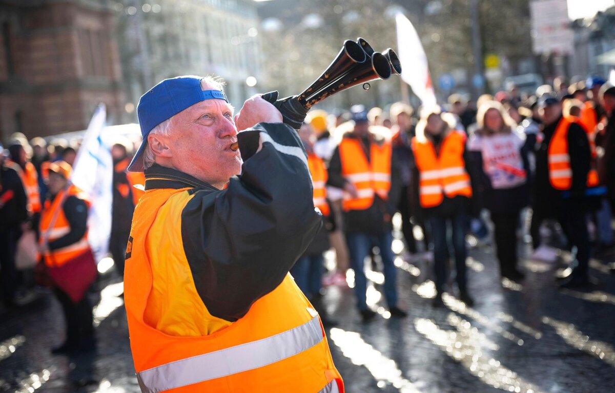Профсоюзы блокируют движение, хотя переговоры с работодателями еще продолжаются. Типичная германия? Упомянутый уже Шпигель задаётся вопросом о том, сколько забастовок провели немцы в сравнении с другими странами и в каких секторах, в статье: "Забастовок стало больше. Верно?"