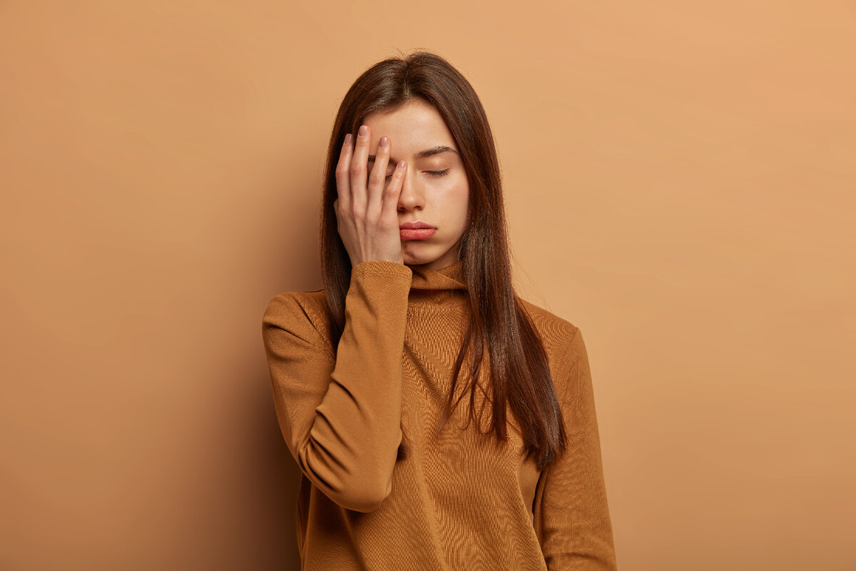 <a href="https://ru.freepik.com/free-photo/distressed-fatigue-woman-covers-face-with-palm-feels-bored-and-tired-wants-sleep-after-all-night-exam-preparation-needs-rest-or-support_13300956.htm#query=%D1%83%D1%81%D1%82%D0%B0%D0%B2%D1%88%D0%B0%D1%8F%20%D0%B4%D0%B5%D0%B2%D1%83%D1%88%D0%BA%D0%B0&position=1&from_view=search&track=ais">Изображение от wayhomestudio</a> на Freepik