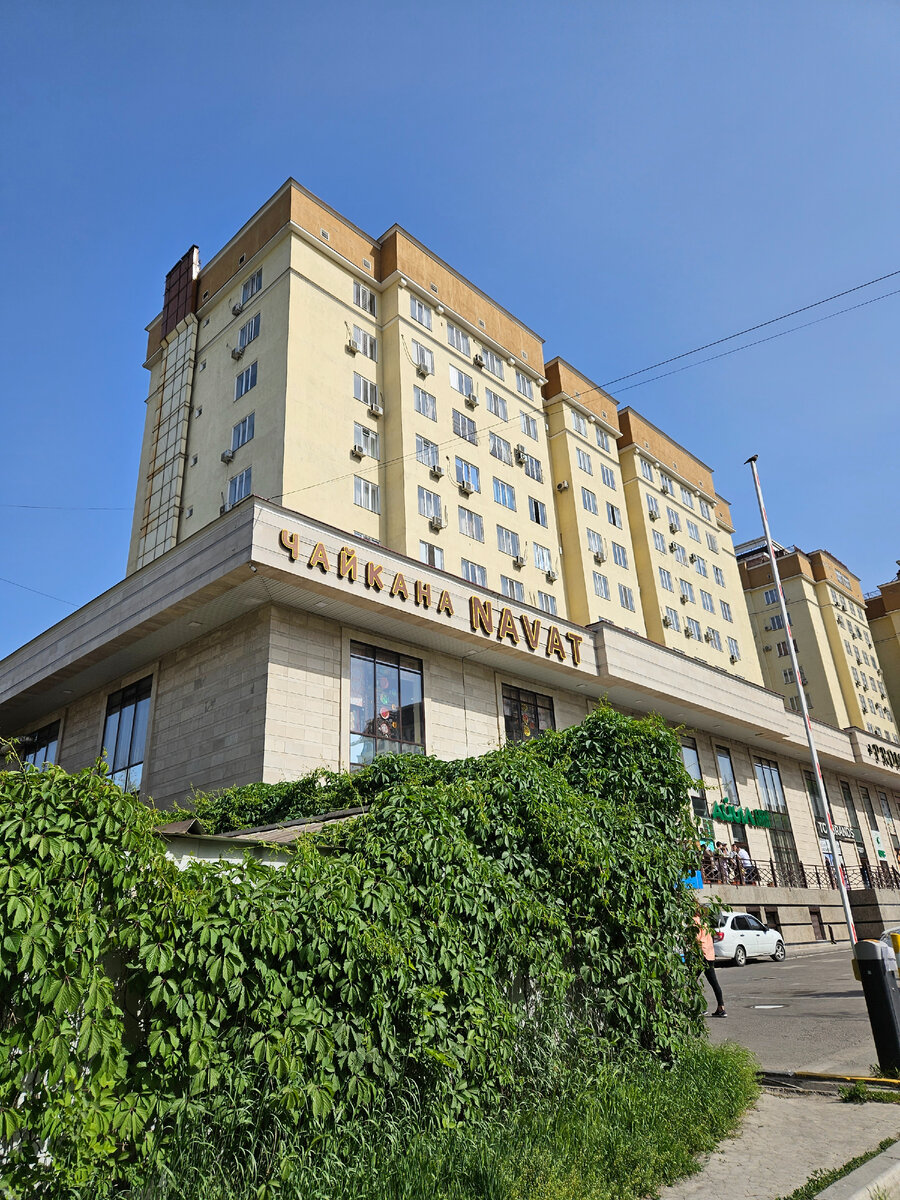 Так выглядит здание и вывеска со стороны