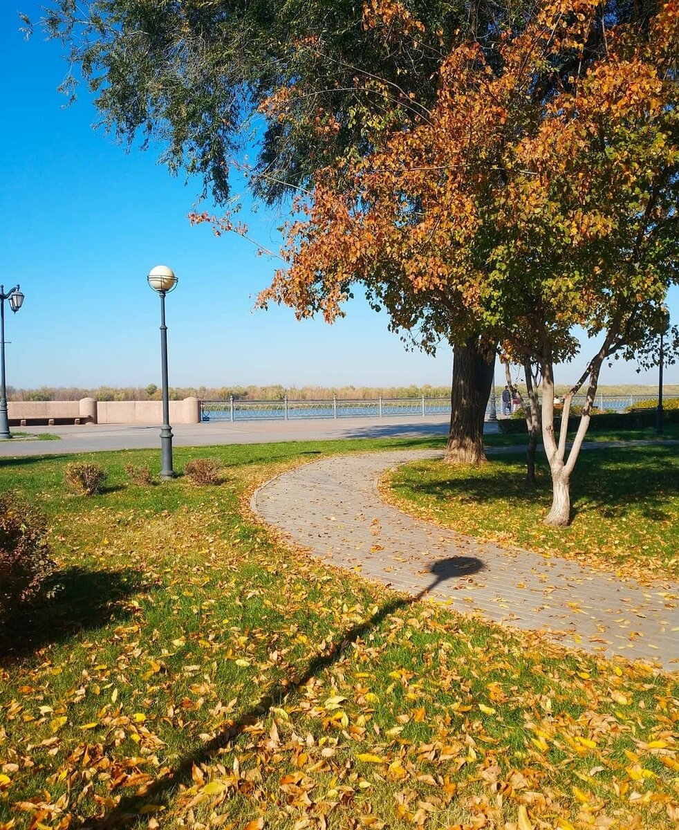 Городская набережная Астрахани может похвастаться несколькими запоминающимися достопримечательностями. Некоторые из них стали своеобразными визитными карточками набережной.