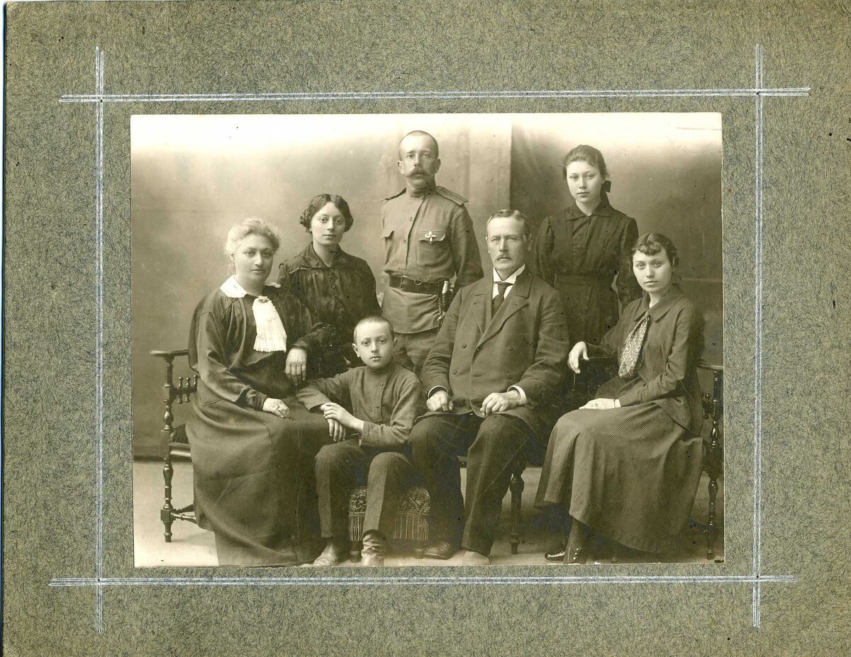 Семья моего прапрадеда, Георгия Анц-аса (в центре). Его жена Анна, урождённая Графани, - крайняя слева, дочь Эмилия (моя прабабушка) стоит справа. Фото сделано в Елисаветграде около 1914 г.