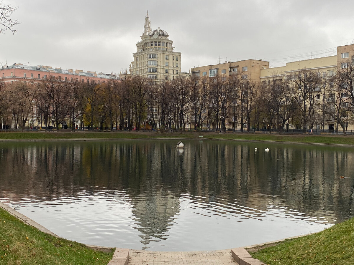 Патриаршие пруды камеди. Патриаршие пруды парк. Сквер Патриаршие пруды. Патриаршие пруды Москва 2021. Патриаршие пруды Пресненский район.