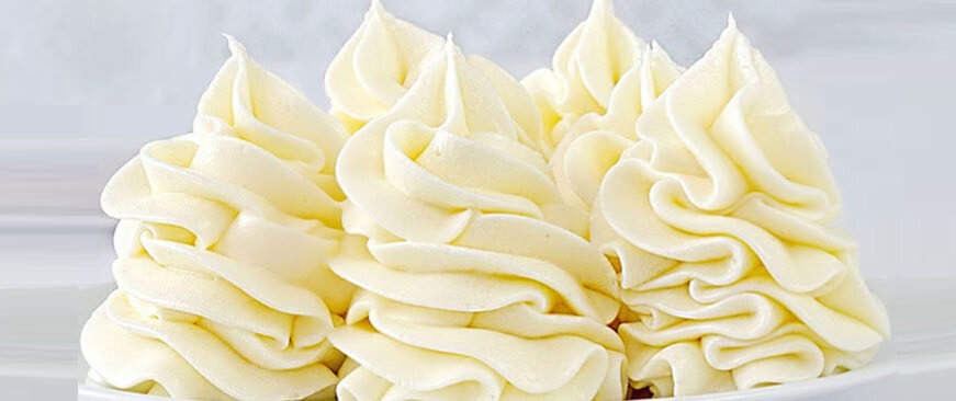 Фото:https://cardamonclub.ru/recipes/torty-i-pirozhnye/idealnyy-tvorozhnyy-krem-krem-chiz-cream-cheese-2-retsepta-na-slivochnom-masle-i-na-slivkakh/