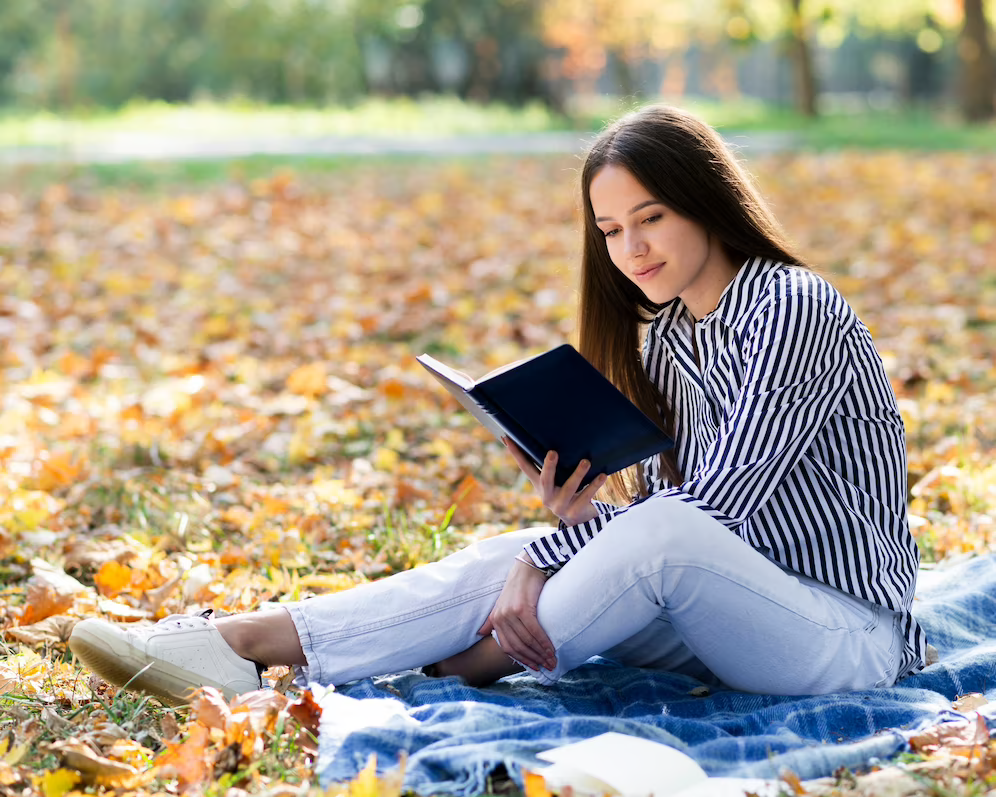 Page reading. Женщина читает в парке. Счастливая женщина читает. Счастливая женщина читает фото.