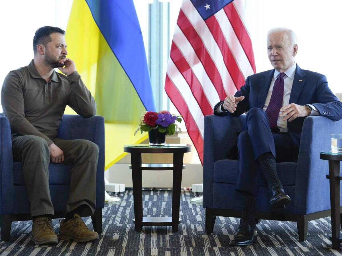    Президент США Джо Байден и президент Украины Владимир Зеленский во время встречи в Хиросиме, Япония© AP Photo / Susan Walsh