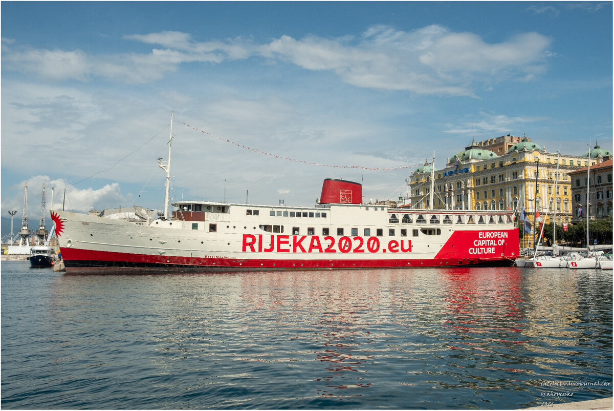 Старый пароход, перестроенный внутри в ботель – отель на воде Botel Marina Rijeka