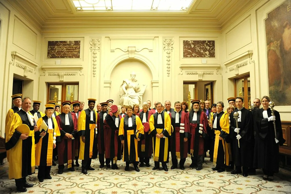 France university. Сорбонский университет Франция. Университет Сорбонна в Париже внутри. Сорбонна университет студенты. Парижский университет Сорбонна факультеты.