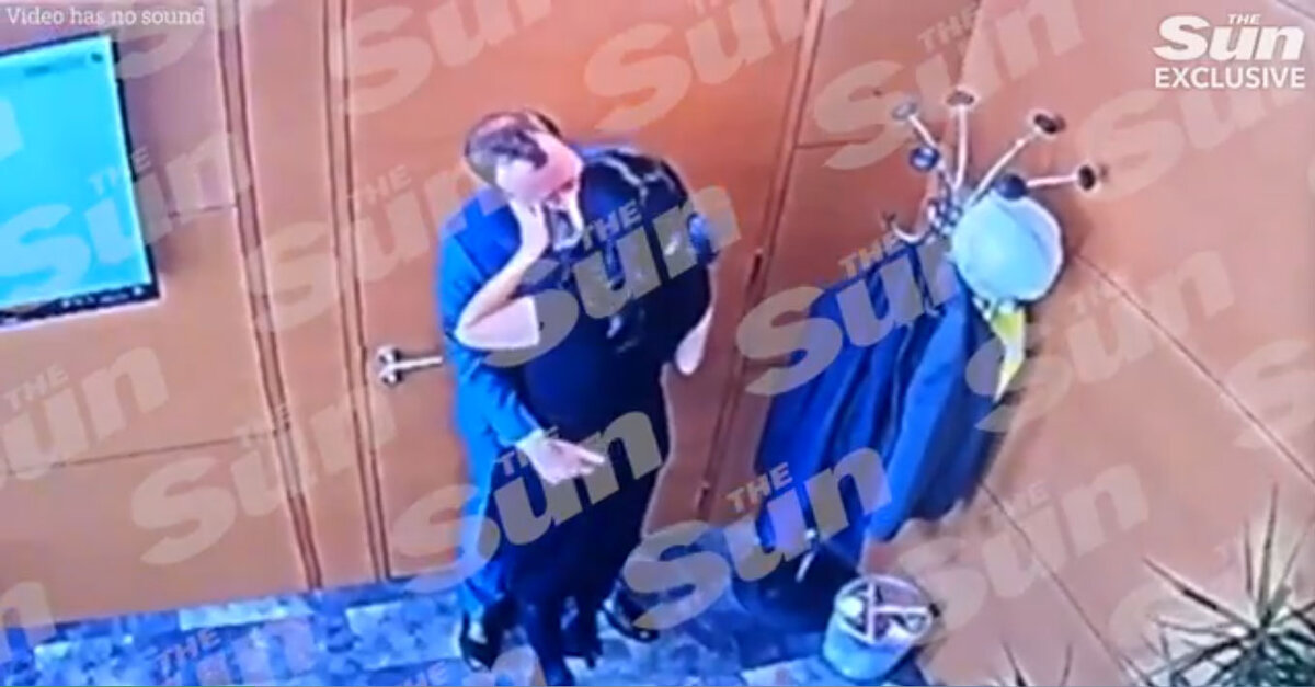 Бывший министр жарко целуется с университетской подругой и помощником Джиной Коладанджело. Кадр из видео, опубликованного британским таблоидом «Сан» (The Sun).