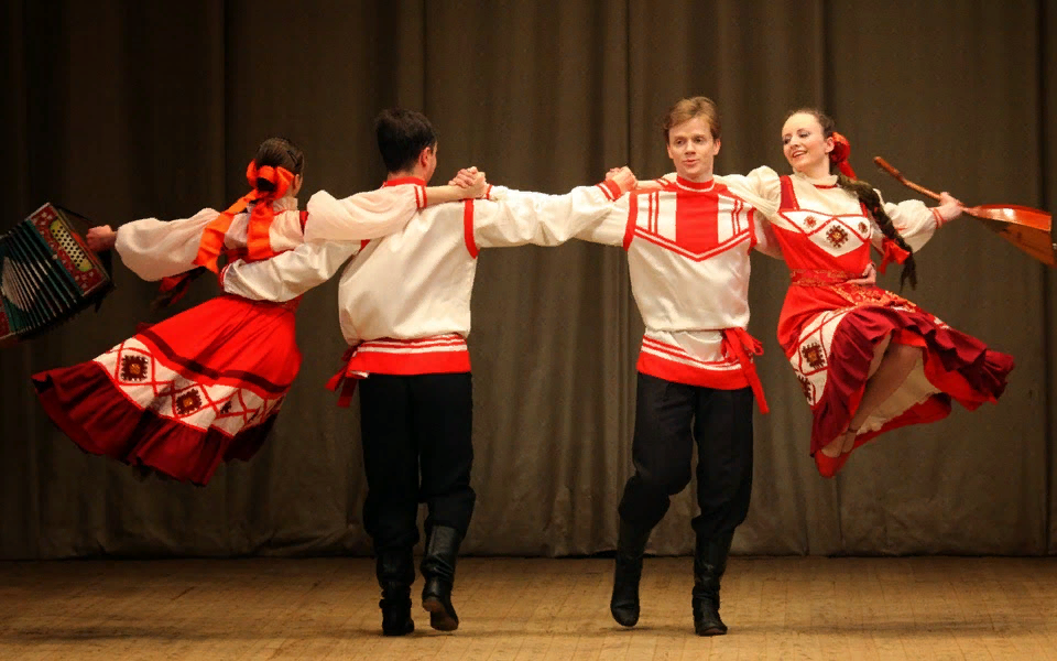 Народные танцы. Русский традиционный танец. Русско народные танцы. Русская народная пляска. Парный народный танец