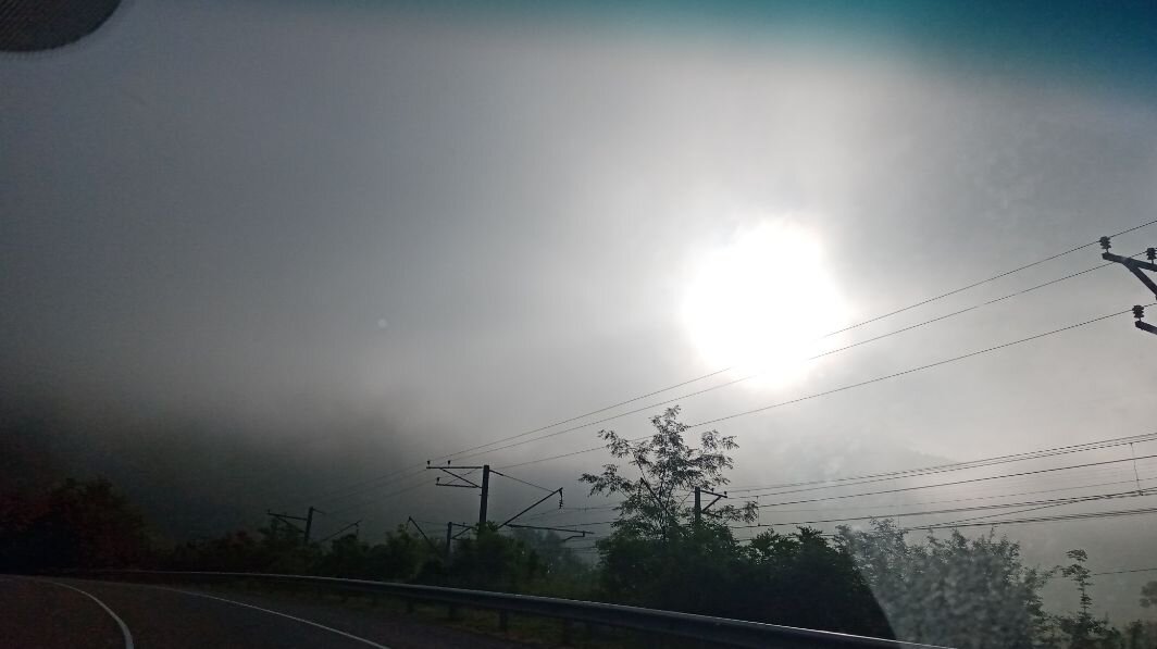 Солнце в утреннем тумане