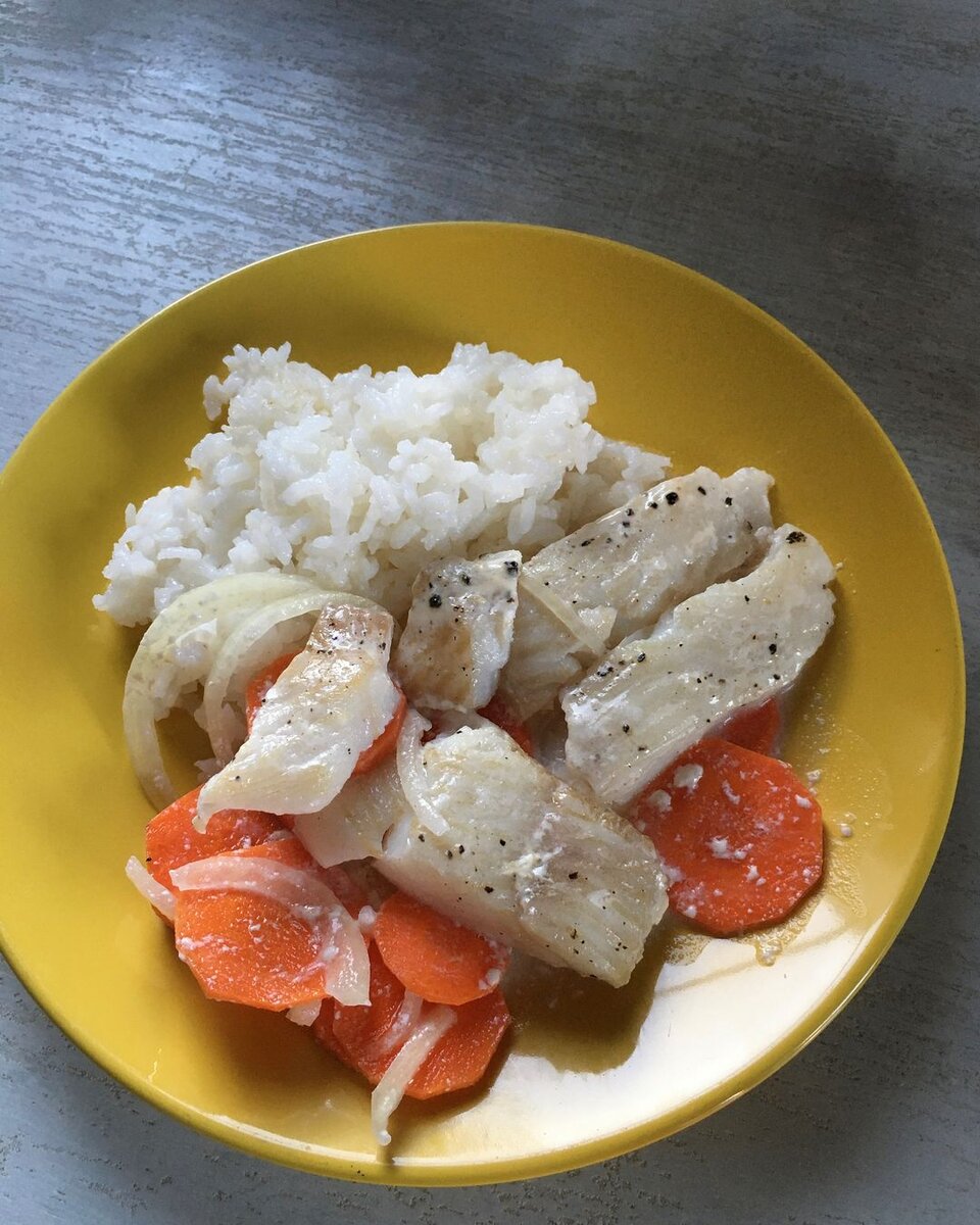 Филе палтуса, морковь, лук, рис.