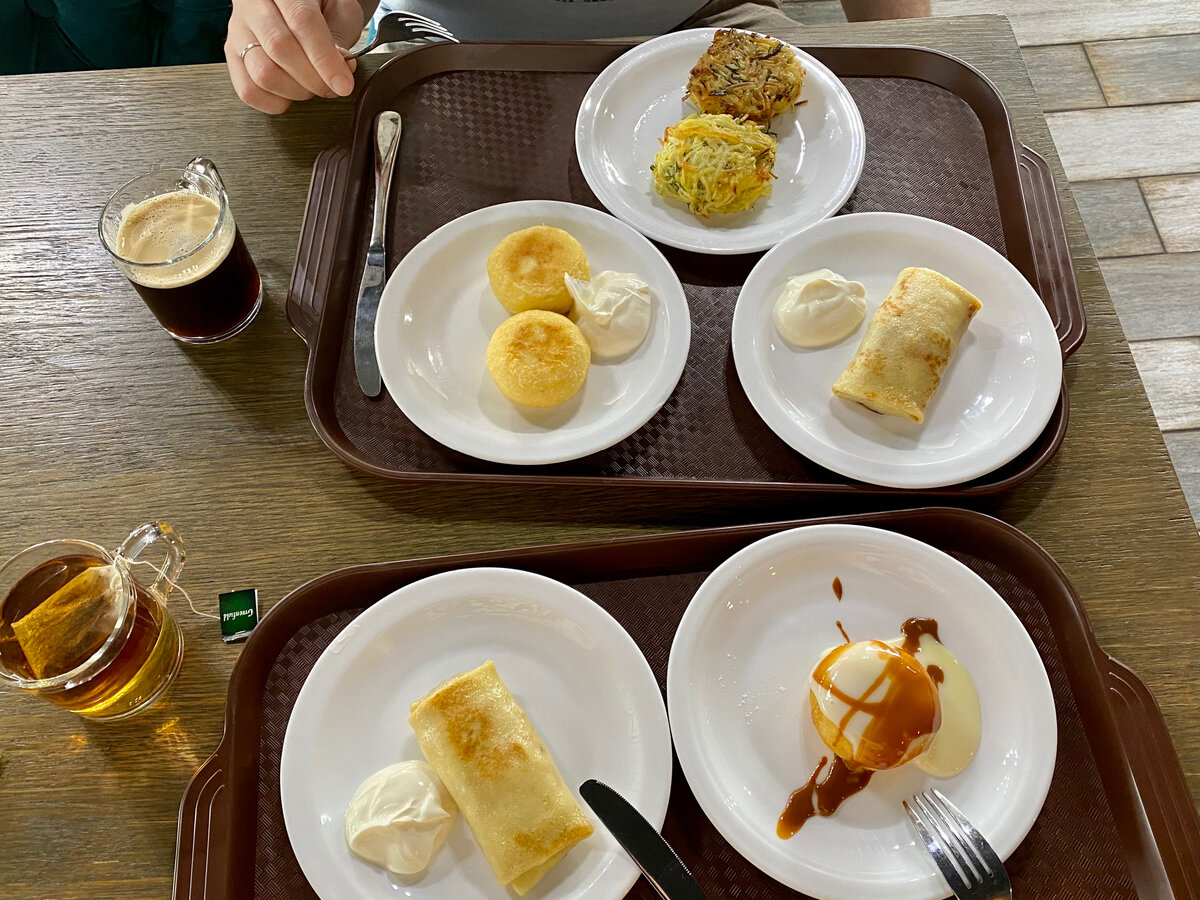 Наш первый завтрак в Сочи в этом году. Листайте дальше. 