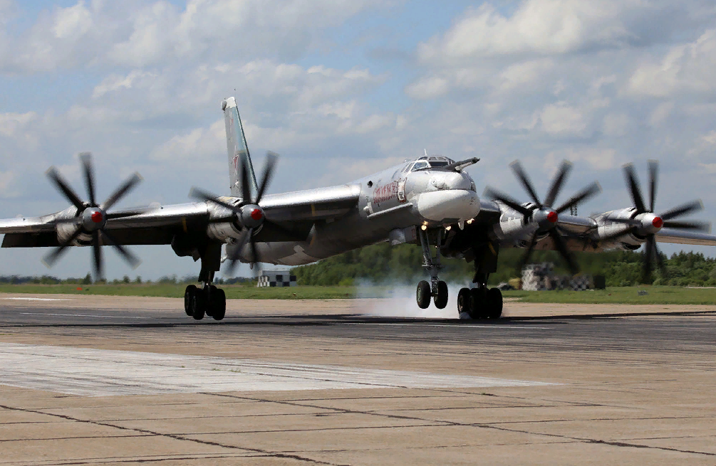 Ту-95 "МЕДВЕДЬ" пошёл на посадку