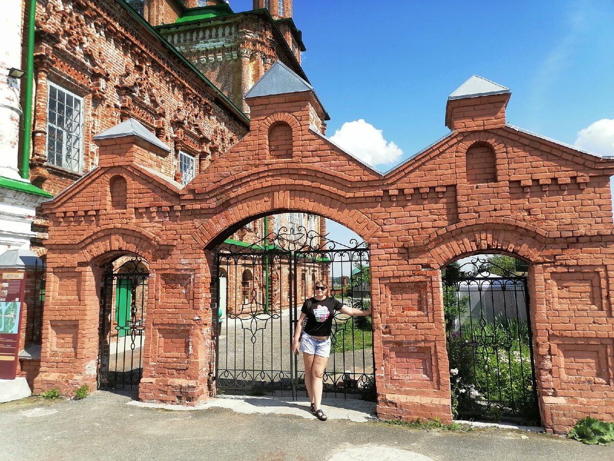 
🌼Строгановские палаты находятся в Усолье, которое расположено на правом берегу реки Камы напротив города Березники, в 183 км от Перми. 