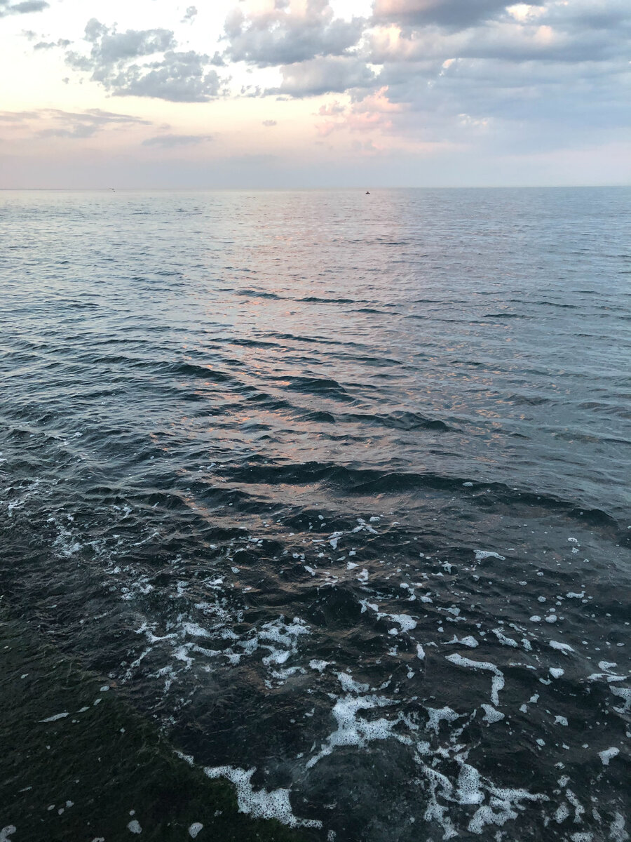 Вечерние теплые волны у берега Черного моря.
