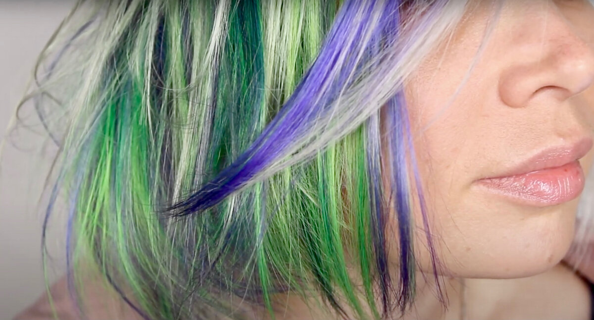Кадр со съемок YouTube канала Karamelka Expert. Яркое окрашивание волос в технике "Кольца" на красителе Manic Panic.