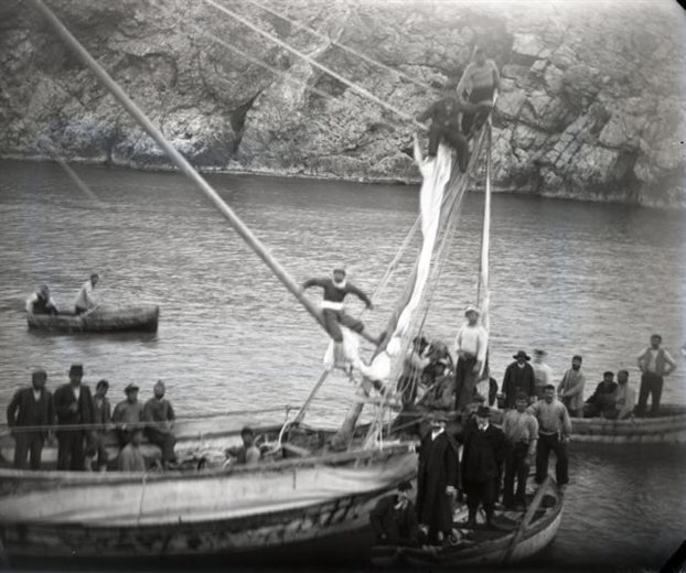 4 апреля 1900 года, возле греческого острова Антикитера, водолаз, в поисках морских губок, наткнулся на остатки древнего затонувшего судна.-2