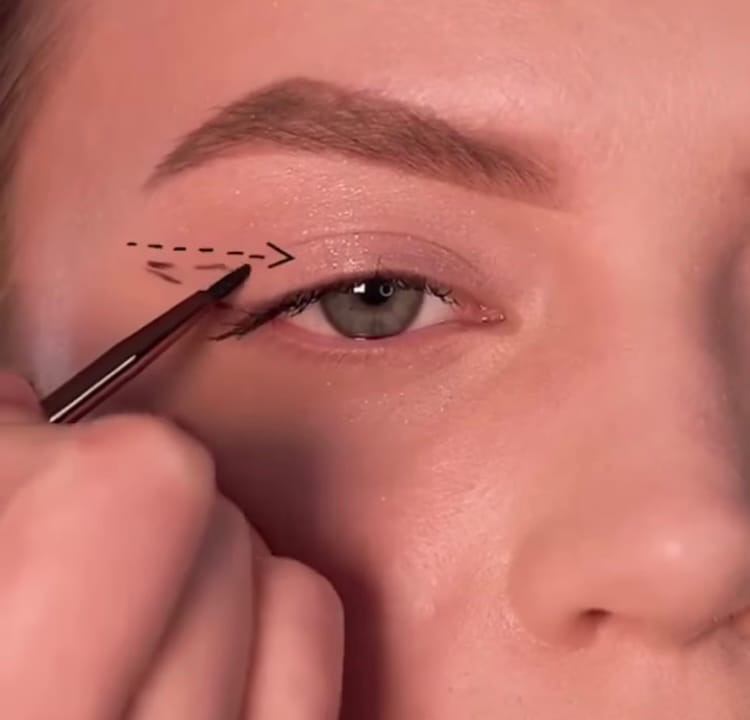 Для людей с сильно нависшим веком рекомендую рисовать стрелочку до середины глаза!