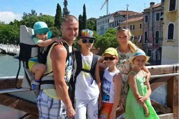 Роман Мальков с бывшей женой Светланой и детьми