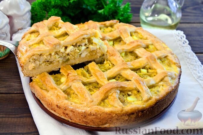 яйца, мука, разрыхлитель, масло сливочное, масло растительное, сметана (жирностью 20 %), капуста белокочанная, лук репчатый, сахар, соль, перец чёрный молотый, желток яичный (для смазывания пирога)