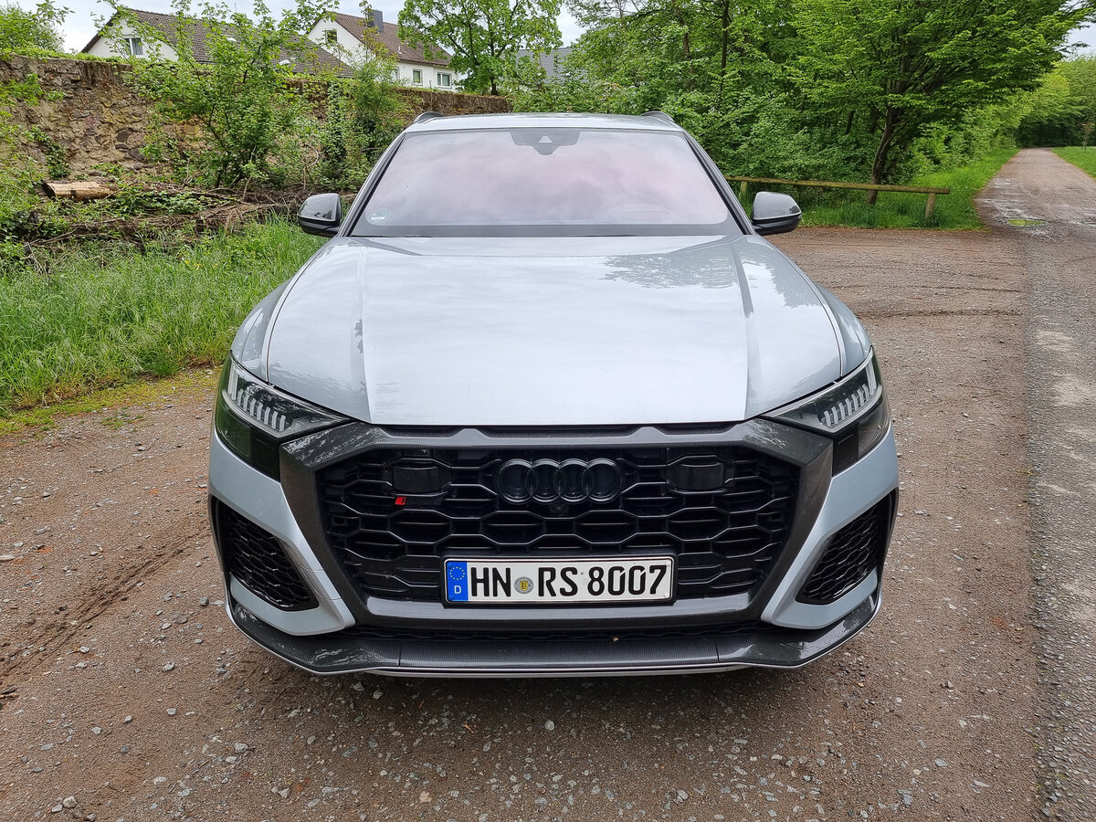 В прямом сравнении с собратьями по концерну, такими, как Porsche Cayenne Turbo или Lamborghini Urus, Audi выглядит значительно злобнее 