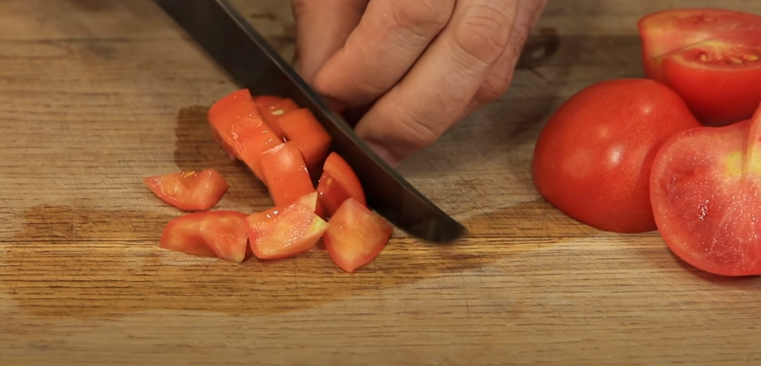 Нарезаем помидоры небольшими кубиками.