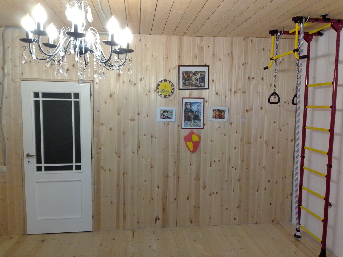 Здесь без проблем разместилась шведская стенка, на которой наш сын очень любит заниматься. Да и еще много места свободного осталось.