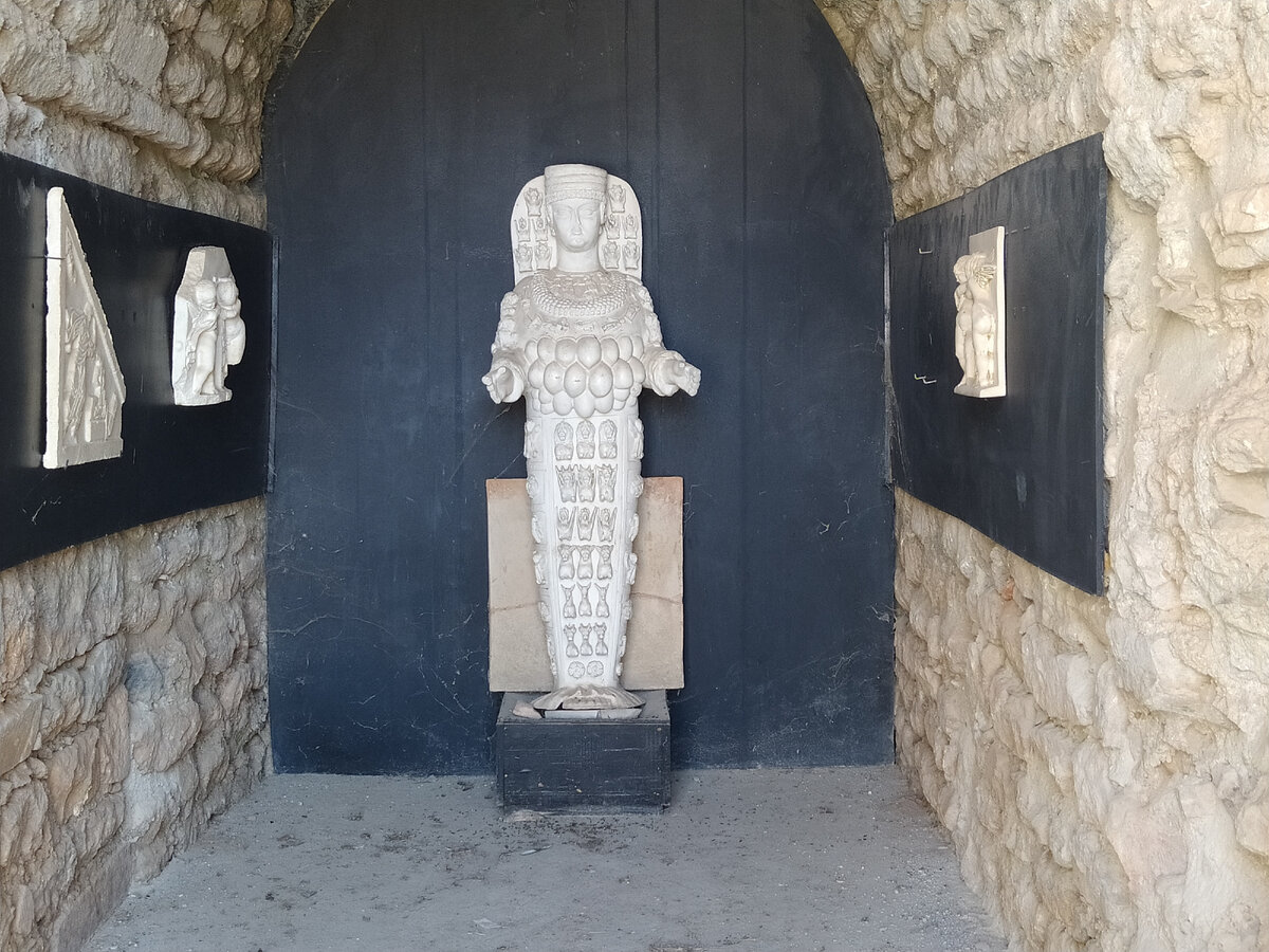 Статуя Артемиды Эфесской в Эфесе