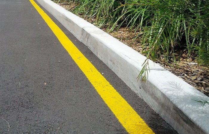 Сплошная желтая линия может наноситься вдоль бордюра. l Фото - alarm-bike.ru