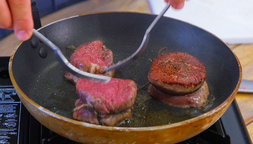 Обжариваем стейки до появления корочки