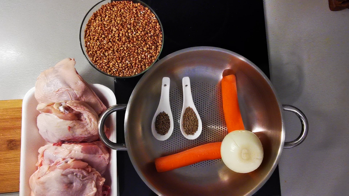 Продукты: курица,гречка,морковь,лук,зира,черный перец,соль,вода