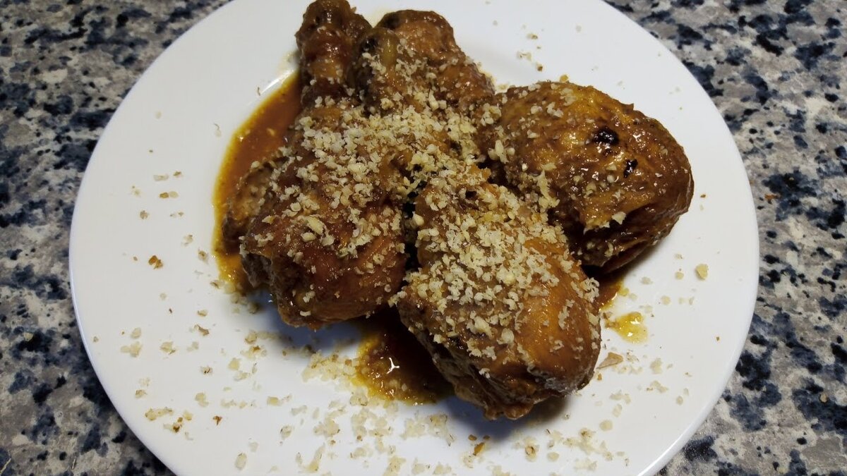 Куриная голень тушеная с алычой невероятно вкусное блюдо из азербайджанской кухни. Кисло-сладкий соус со специями и грецким орехом придают курице потрясающий вкус.  
Ингредиенты:
куриная голень - 7 шт.
лук - 1 шт.
алыча (замороженная) - 300 гр.
топленое масло - 2 ст.л.
Специи:
мята сушеная - 1 ч.л.
сахар - 2 ст.л.
соль - 1 ч.л. с горкой
паприка крупный помол - 1 ч.л.
кориандр - 0.5 ч.л.
куркума - 5 гр.
шафран - 5 гр.
пажитник - 5 гр.
вода - 200 гр.
грецкий орех для посыпки

1.Обжарить лук на топленом масле
2.К обжаренному луку добавить голень. Обжаривать 5-7 минут.
3.Добавить алычу. Обжаривать 3-5 минут.
4.Добавить специи. Тщательно перемешать. Влить воду.
5.Когда вода закипит, убавить огонь на минимум. Готовить под закрытой крышкой 20-25 минут. При необходимости добавить сахар и соль.
6.Подавать, посыпав тертым грецким орехом. 