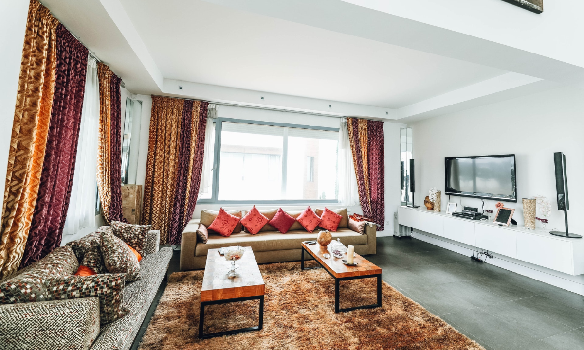 Фото – вариант дизайна комнаты с современными шторами