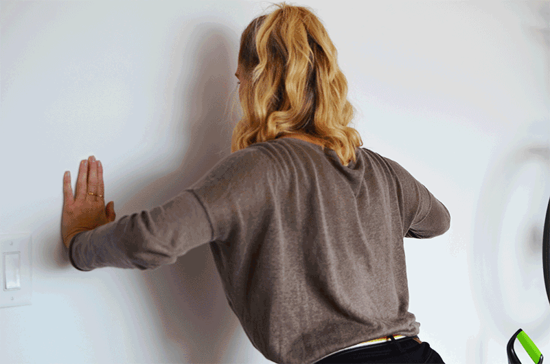 ⠀⠀Это вариант отжиманий от стола, если вдруг стол не выдерживает твоего веса или др. причина, почему нельзя отжиматься от стола. Поставь руки на стену на расстоянии ширины плеч или шире, сделай пару небольших шага от стены. Когда будешь опускаться через сгибание рук в локтях, пальцы должны быть примерно на уровне середины груди или чуть ниже. Сделай 20 повторений.