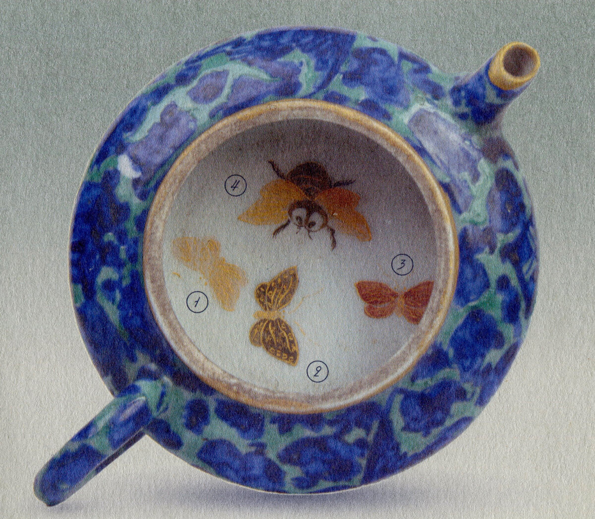 Чайник, Япония, XIX век (1,2,3 — вымышленные бабочки, стилизация, 4 — стилизованное изображение представителя семейства пчелиных, возможно из рода шмелей). Скан из книги «Бабочки Эрмитажа»