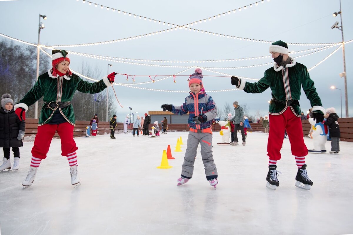 Вечером на катке тоже красиво: играет музыка и мигает подсветка