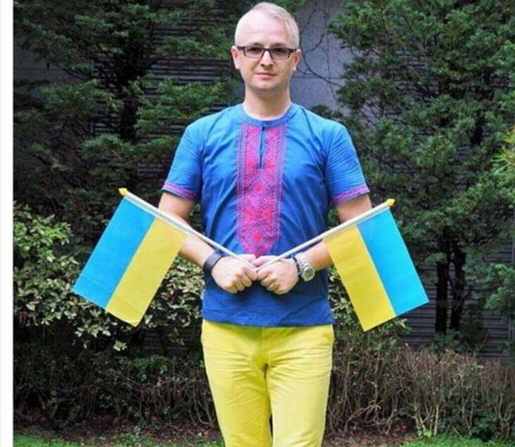 Такой вот он, посол Украины в Германии А. Мельник. Желтые штаны - "ку" два раза!!