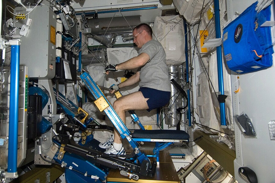 Спортивный космонавт. Беговая дорожка на МКС. Жизнь Космонавтов на МКС. Тренировки Космонавтов на МКС. Велотренажер на МКС.